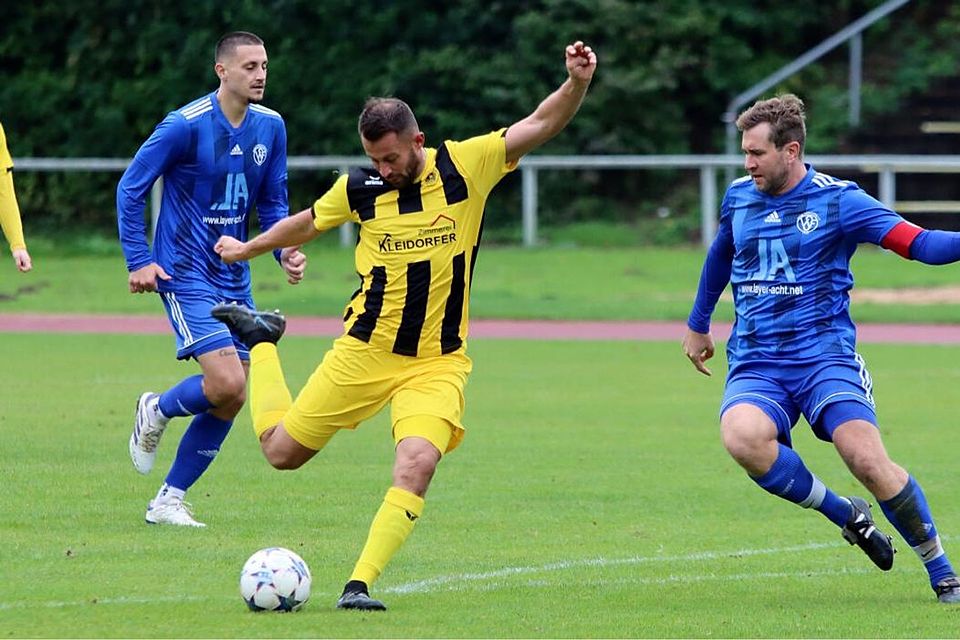 Ein lupenreiner Hattrick gelang dem Freisinger Angreifer Stephan König (in Gelb) in der Mitte der ersten Halbzeit. Das war gewissermaßen die Grundlage für den 7:0-Kantersieg über Schlusslicht Feldmoching.