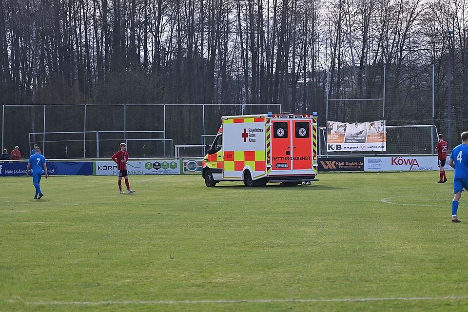 Auf dem Sportgelände des SV Schwandorf-Ettmannsdorf musste ein Krankenwagen anrücken.