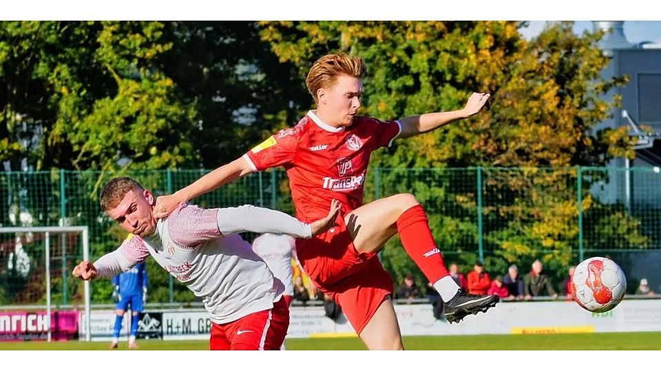 Malte Höhn (r.), hier im Duell mit Kassels Toni Lecke, und der SC Waldgirmes spielen in der Fußball-Hessenliga gegen Weidenhausen. (Archivfoto) © PeB