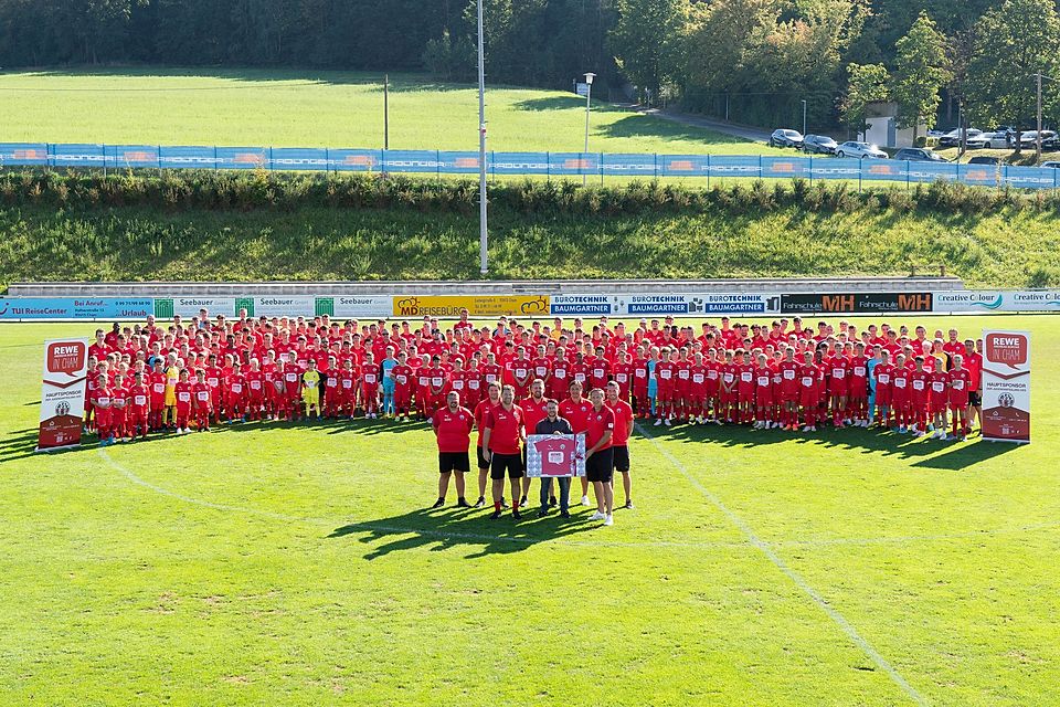 Am Kappenberger-Sportzentrum wurde ein Foto mit allen Jugendmannschaften des ASV Cham gemacht.