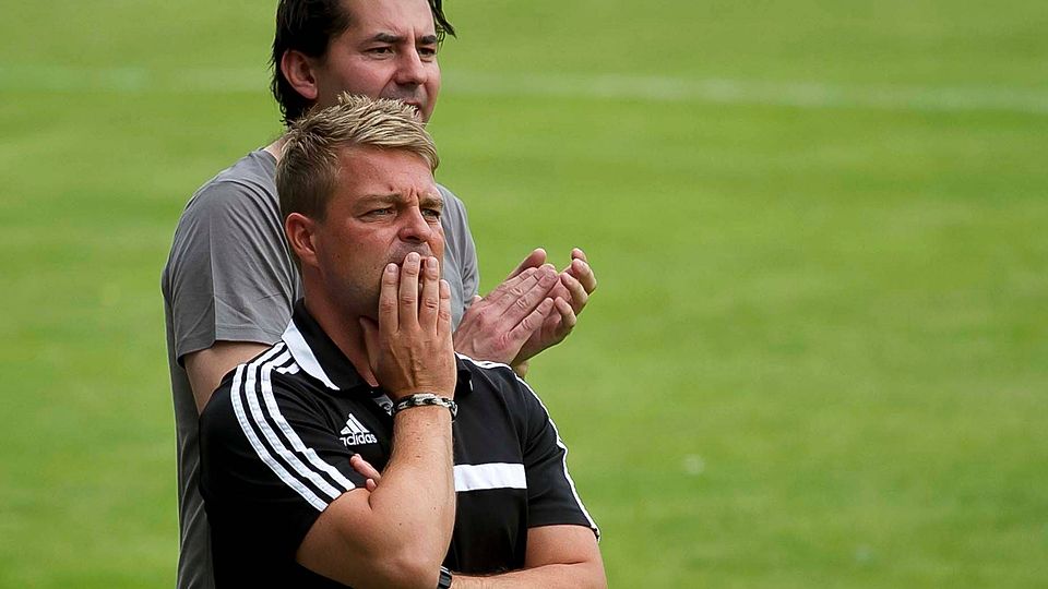 Nur noch bis zum Saisonende wird Noch-Trainer Michael Wester (vorne) an der Seitenlinie für den FC Schüttorf tätig sein. F: Guido Brennecke