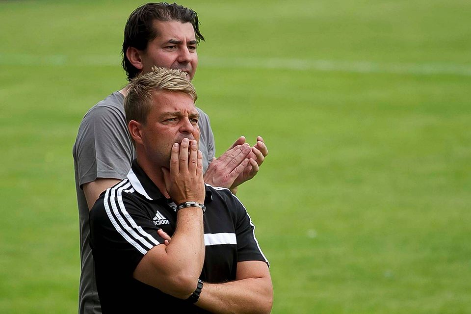 Nur noch bis zum Saisonende wird Noch-Trainer Michael Wester (vorne) an der Seitenlinie für den FC Schüttorf tätig sein. F: Guido Brennecke