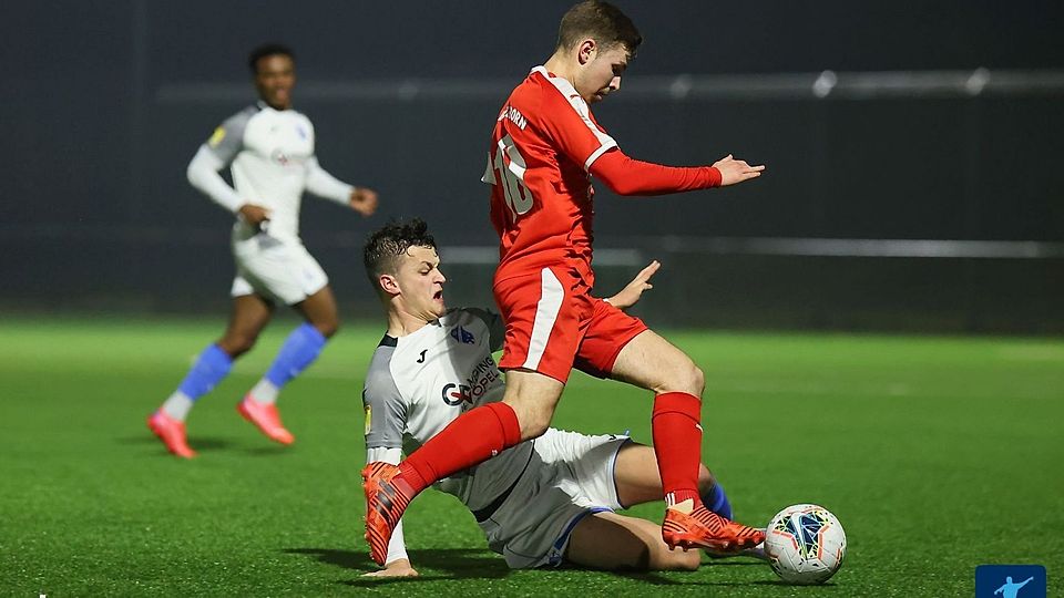 Eine schwierige Aufgabe gibt es in der Gruppenliga kaum. SKV Büttelborn (rot) muss am Gründonnerstag beim Tabellenführer der Gruppenliga VfR Fehlheim ran.