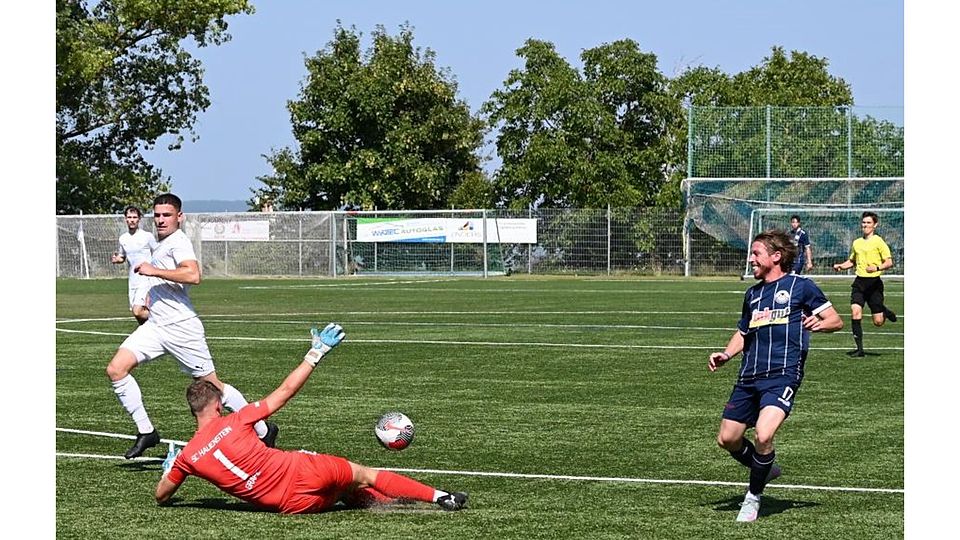 Trotz bester Chancen wollte das Runde nicht ins Eckige. Tim Hulsey (rechts) scheitert an Hauensteins Keeper Hendrik Gräfe.	Foto: Jochen Werner