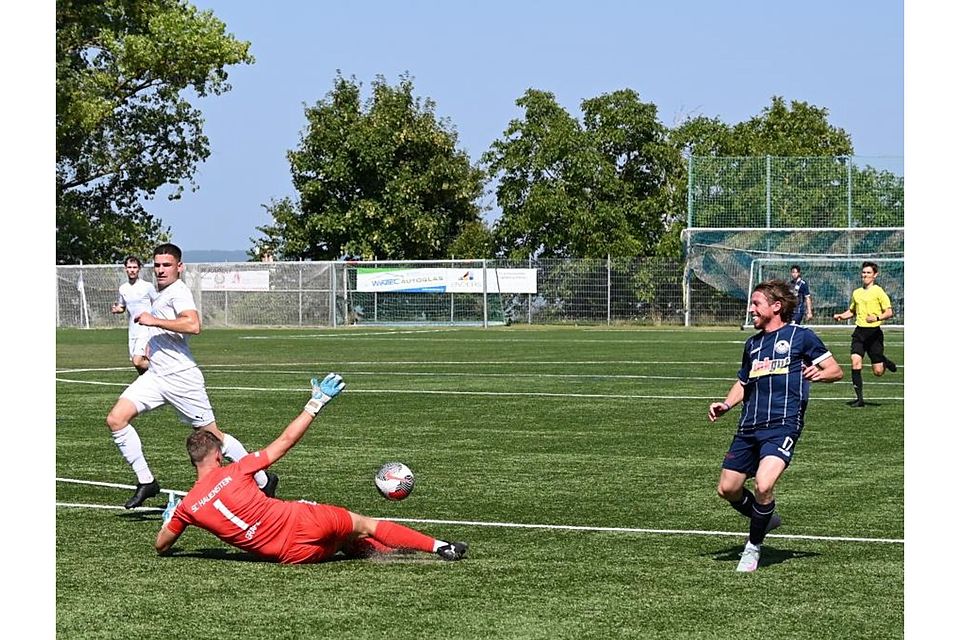 Trotz bester Chancen wollte das Runde nicht ins Eckige. Tim Hulsey (rechts) scheitert an Hauensteins Keeper Hendrik Gräfe. Foto: Jochen Werner Trotz bester Chancen wollte das Runde nicht ins Eckige. Tim Hulsey (rechts) scheitert an Hauensteins Keeper Hendrik Gräfe. Foto: Jochen Werner
