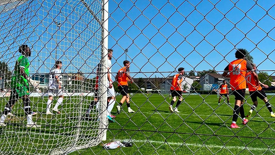 Dübendorf (orange) hat sich den Klassenerhalt wohl endgültig verbaut: Die Glattaler kassieren im Kellerduell gegen Bülach drei späte Gegentore und verlieren mit 1:4.