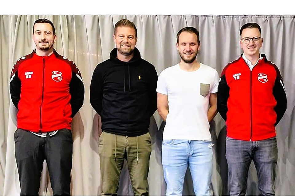 Das Abteilungsleiter-Duo Robert (l.) und Thomas Brunner rahmen das neue Trainerduo Andreas Stark (2. v. l.) und Andreas Siegert ein.