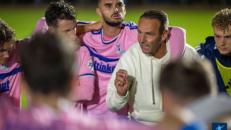 Dietmar Hirsch spricht nach dem Pokalspiel zu seiner Mannschaft.