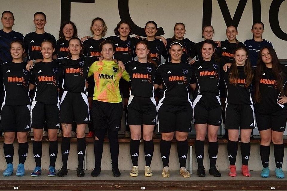 Personell sehr gut aufgestellt ist der FC Moosburg. Das Bild zeigt: (hinten, v. l.) Trainerin Annika Lindhorst, Lisa Blümelhuber, Jule Feineisen, Magdalena Mayerhofer, Naima Romberger, Laura Bleichner, Katharina Roth, Celina Studt, Sophie Frenzel, Co-Trainerin Christina Wimmer, (vorne, v. l.) Julia Morgenstern, Juliane Huber, Nele Mezger, Teresa Klinke, Magdalena Perret, Leah Alderath, Viktoria Schmidt, Alena Wunderlich, Anna Paukner und Adelona Lulaj.
