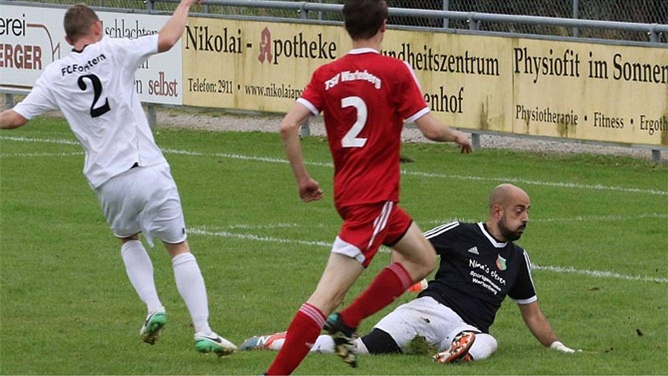 Forsterns Siegtreffer: Andreas Ullmann überwindet TSV-Keeper Adrian Lopez-Marco. Foto: ROLA