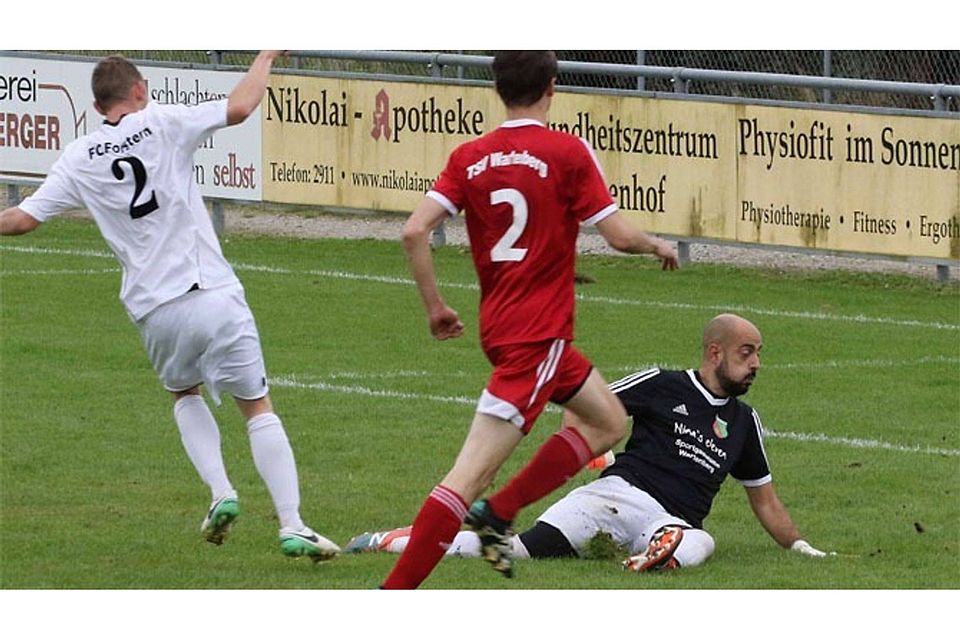 Forsterns Siegtreffer: Andreas Ullmann überwindet TSV-Keeper Adrian Lopez-Marco. Foto: ROLA