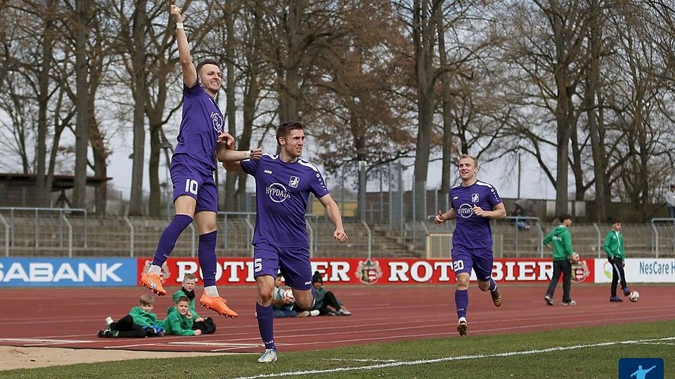 Waren obenauf im Sachs-Stadion: Die "Schwabenritter" um Torschütze Lukas Ramser (li.).