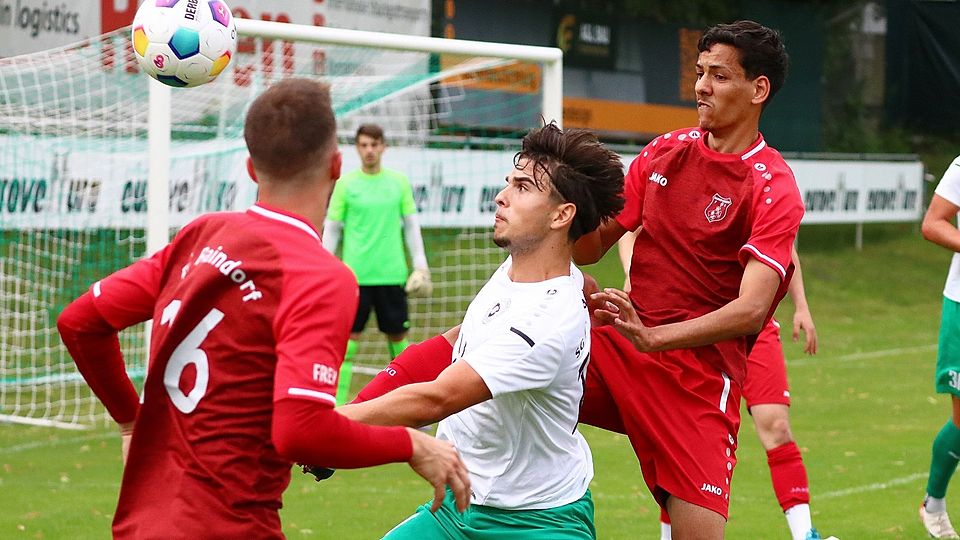 Youssef Bider (rechts) und der FC Raindorf gaben gegen Bayernligist Fortuna Regensburg (Mitte Sven Hodo) eine gute Figur ab.