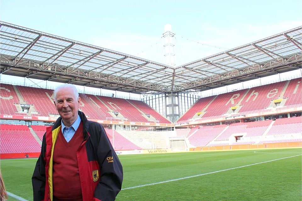 Er ist aus Bonn, "aber sonst nicht vorbestraft". Das sagt Schiri-Legende Walter Eschweiler auf der Tour durch das Rhein-Energie-Stadion über sich selbst. TV-Foto: Marek Fritzen
