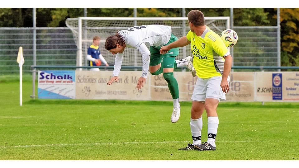 Der TSV Geiselbullach (gelbe Trikots) im Spiel gegen den FC Penzberg (in Weiß).