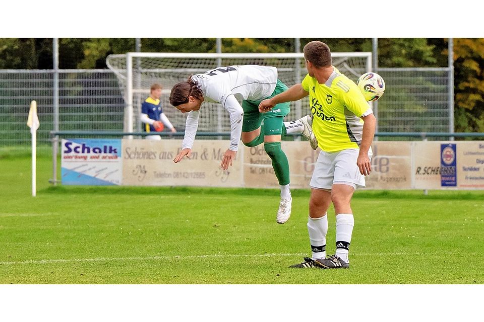 Der TSV Geiselbullach (gelbe Trikots) im Spiel gegen den FC Penzberg (in Weiß).