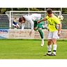 Der TSV Geiselbullach (gelbe Trikots) im Spiel gegen den FC Penzberg (in Weiß).