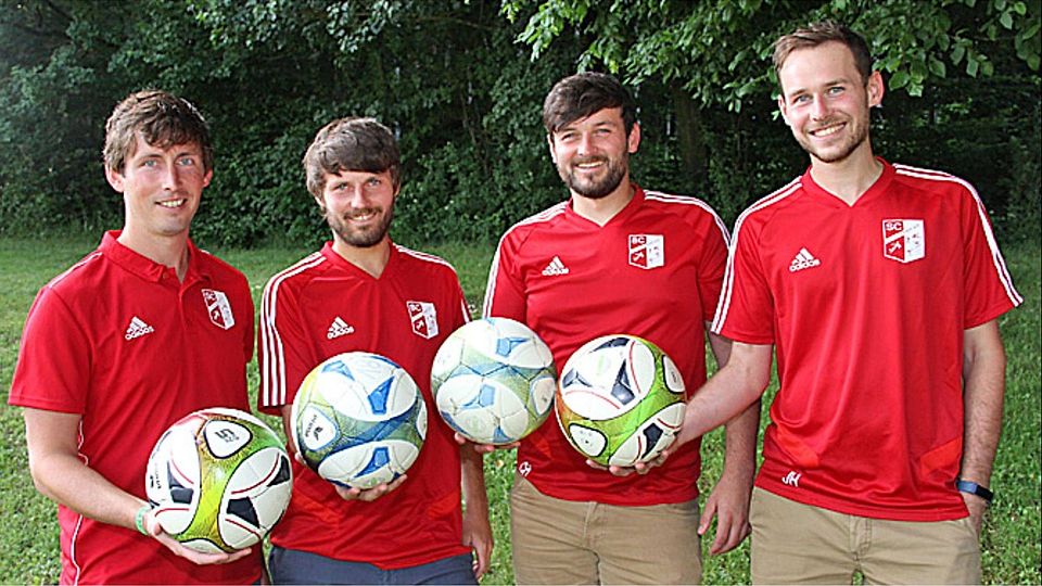 Treten künftig gemeinsam beim SC Unterliezheim gegen den Ball: (von links) Spielertrainer Andreas Hurler und seine drei Brüder Stefan, Christian und Johannes.