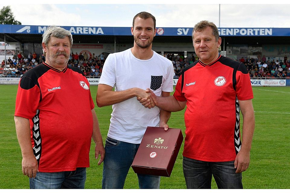 Vor der Partie gegen die U21 des 1. FC Nürnberg am 13. August wurde Dominik Räder bereits beim SV Seligenporten verabschiedet. F: Zink