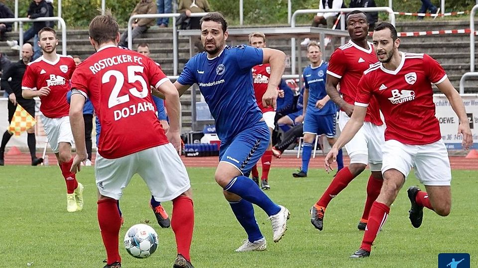 Sebastian Huke (blau) für Hertha 03 in Aktion