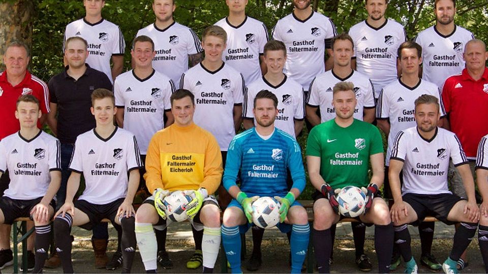 Dereit für den Bezirksliga-Endspurt sind die Fußballer des FC Finsing, die sich auch über neue Trikots freuen dürfen, spendiert vom Eicherloher Gasthof Faltermaier.  Alle wussten, dass am nächsten Tag wieder zwei intensive Trainingseinheiten warten.So etwas regelt den Alkoholkonsum von selbst.Thomas Eckmüller über ein Trainingslager in einer All-inclusive-Hotelanlage FC Finsing