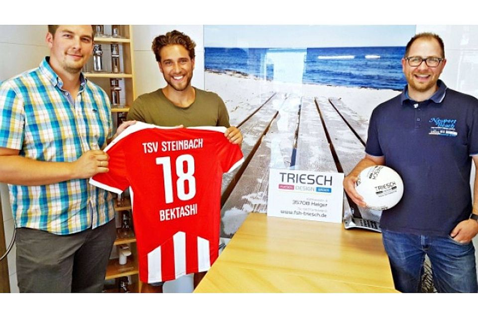 TSV-Geschäftsführer Matthias Georg (links) und Samuel Triesch (rechts) präsentieren Neuzugang Shqipon Bektashi.  Foto: TSV Steinbach