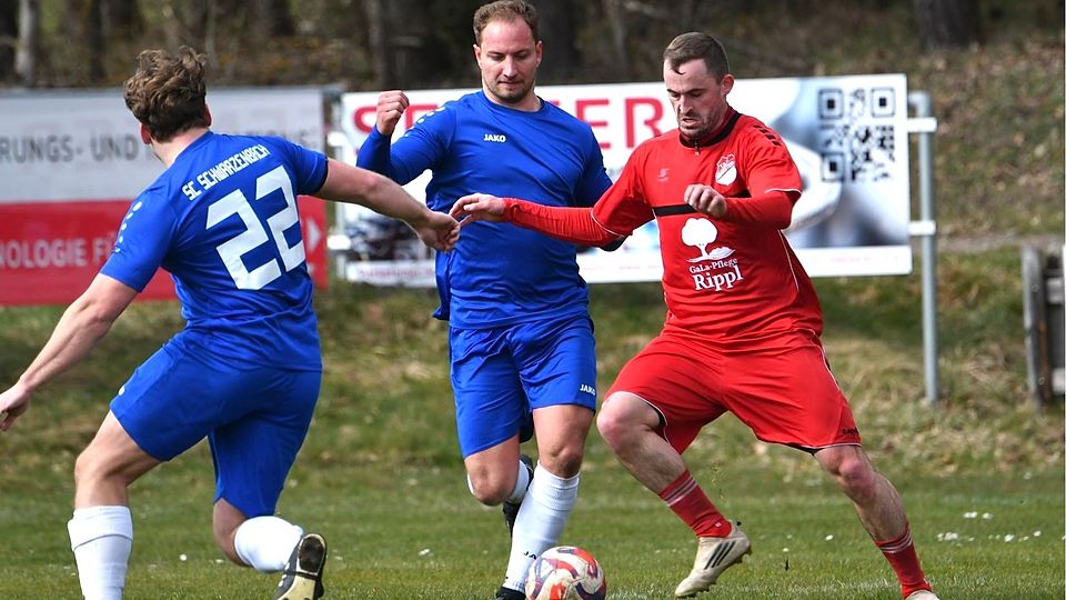 Das Remis im Kellerduell der Weststaffel zwischen dem SC Schwarzenbach (in Blau) und dem TSV Königstein II ist für beide Seiten gegen die direkte Konkurrenz im Daseinskampf zu wenig.