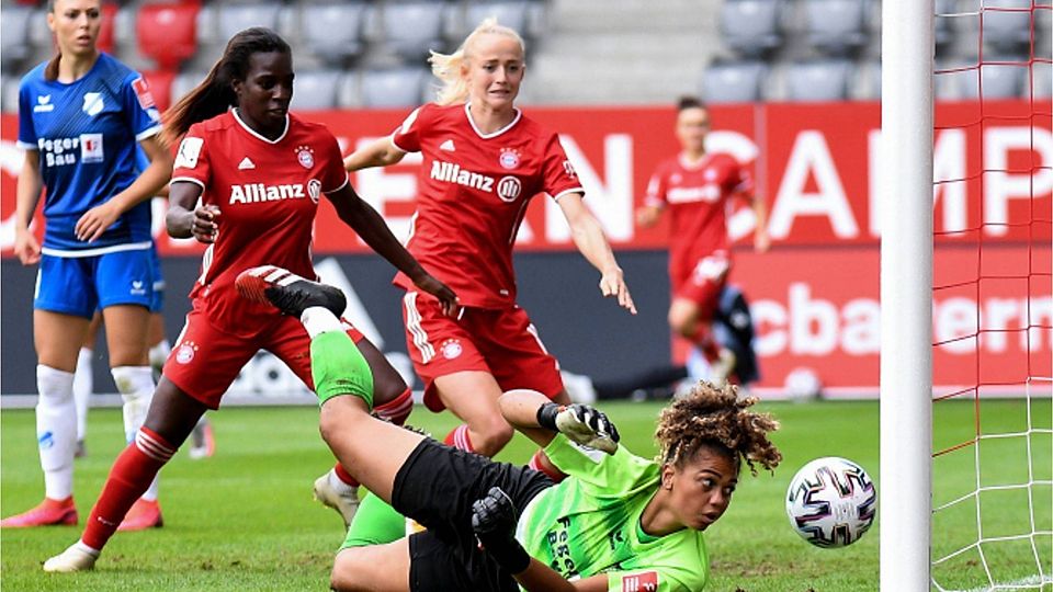 Münchner Torhagel: Beim 6:0 über den SC Sand schlägt der von Marina Hegering getretene Ball im Tor ein, Vivian Asseyi (l.) und Lea Schüller brauchen nicht mehr nachzusetzen.