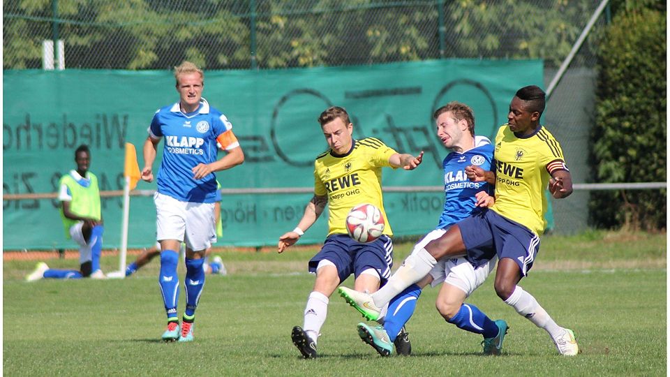 F: Klajnszmit Erzielte heute den 4:3-Siegtreffer gegen den SC Willingen. FCS-Kapitän Steven Preuss (hier rechts)