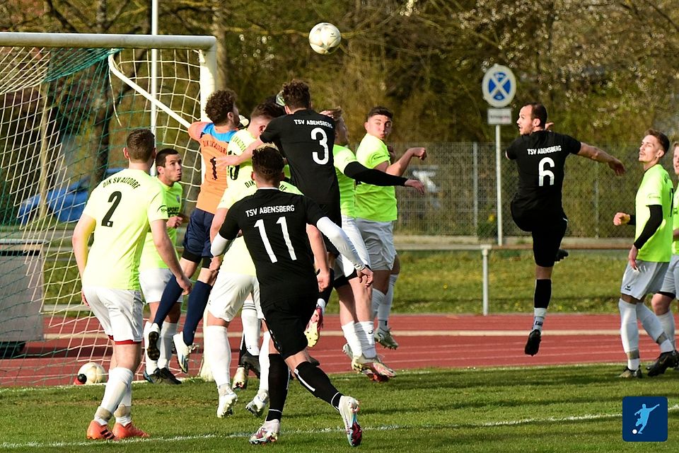 Schlusslicht DJK-SV Altdorf (in gelb) drehte das Spiel gegen den TSV Abensberg per Doppelpack in der Nachspielzeit.