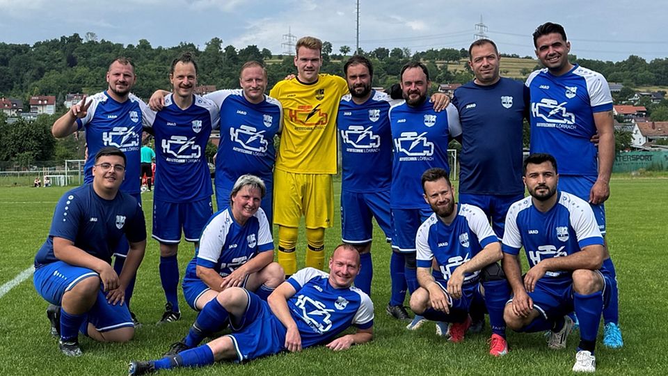  Monika Weber (vorne, Zweite von links) und das Männerteam des FC Hauingen II vor dem Saisonabschluss. Das Teamfoto wurde so flink aufgenommen, dass der Kapitän noch bei der Seitenwahl war. | Foto: Privat	