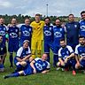  Monika Weber (vorne, Zweite von links) und das Männerteam des FC Hauingen II vor dem Saisonabschluss. Das Teamfoto wurde so flink aufgenommen, dass der Kapitän noch bei der Seitenwahl war. | Foto: Privat	