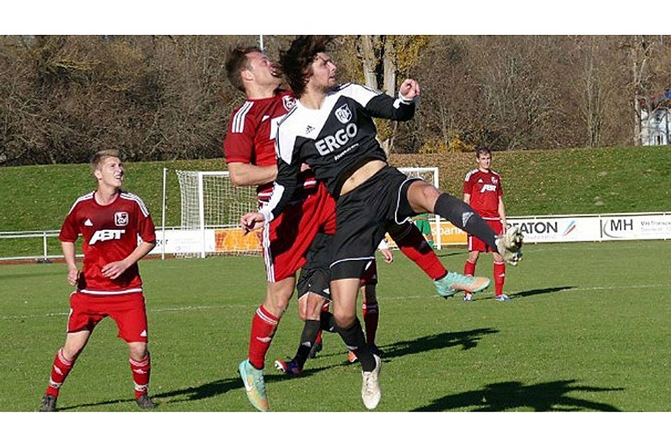 Der FC Kempten (in schwarz) war für den VfB Durach beim 2:0-Sieg eine Nummer zu groß.  Archivfoto: Konrad Schwendinger