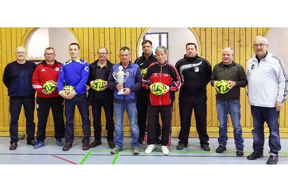 BFV-Seniorenspielleiter Johann Dammer (r.) gratulierte den Mannschaftsführern der teilnehmenden Vereine.