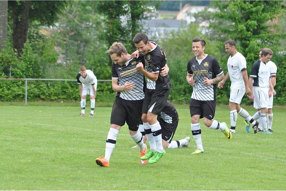 Nach dem Aufstieg der ersten Mannschaft Ende der vergangenen Saison konnte beim FC Horgau nun der Aufstieg der zweiten Garnitur gefeiert werden. Mit einem 3:1-Erfolg beim Meister SV Wörleschwang, der auf das Aufstiegsrecht verzichtet, nutzte man die Gunst der Stunde. 	Foto: Oliver Reiser