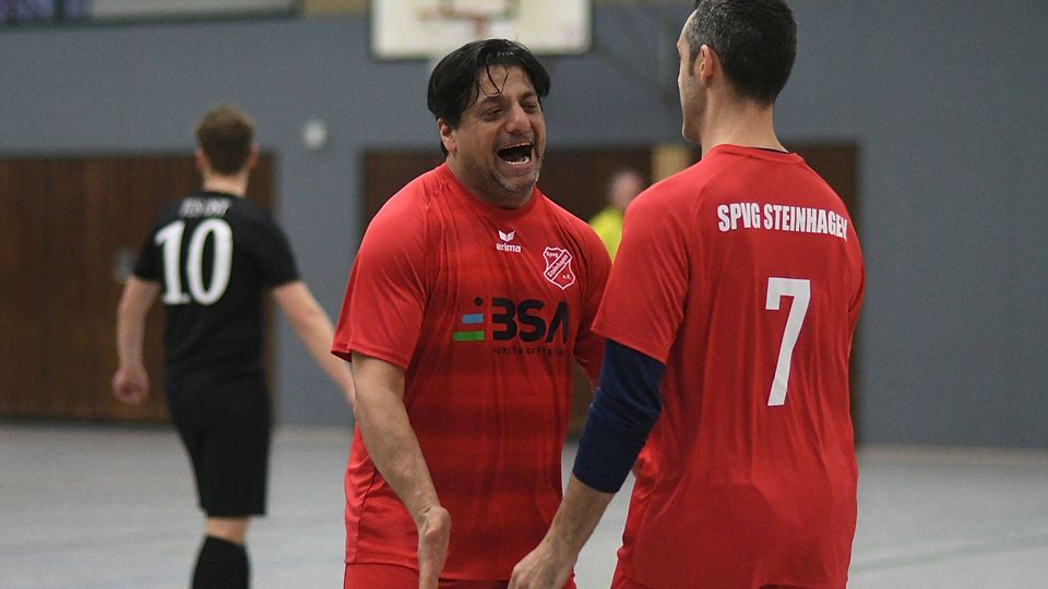 Yakup Temin (links) war mit beiden Steinhagener Mannschaften erfolgreich. Hier feiert er mit Jorge Garcia sein Tor für die Ü 32.
