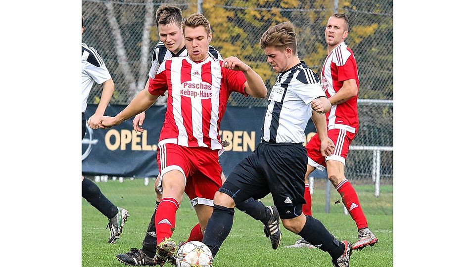 Preußen Reinfelds Christoph Wigger (re.) verliert in dieser Szene  gegen Bastian Beth den Ball – und am Ende auch das Spiel gegen den Tabellenzweiten SV Hamberge mit 0:2. Foto: un