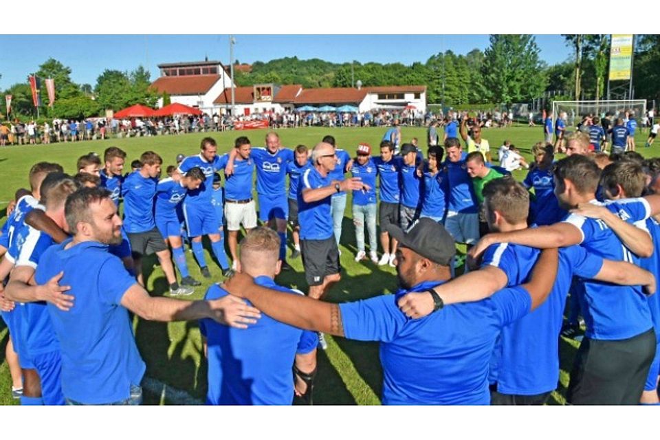 Die TSG Ehingen hat ihr Ziel erreicht: den Aufstieg in die Landesliga. Nach dem 5:2 gegen Uttenweiler war Feiern angesagt. Fotos: Emmenlauer