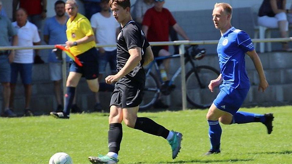 Viktoria Lippstadt (in schwarz) sicherte sich mit einem 2:0-Auswärtssieg bei der SG Schmerlecke/Völlinghausen (in blau) den Klassenerhalt!