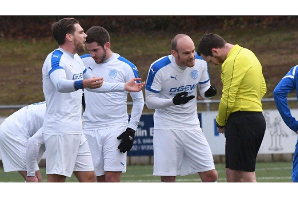 Sascha Wickler,  Janis Wanitschek und Denis Holdschik (von links) wollen mit dem FC Sportfrreunde Heppenheim bis zur Sommerpause sportlich auf sich aufmerksam machen.