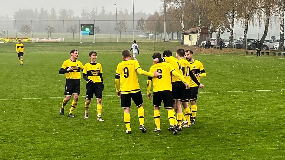 Freudenjubel nach dem 3:0 durch Spielertrainer Dominik Riemer