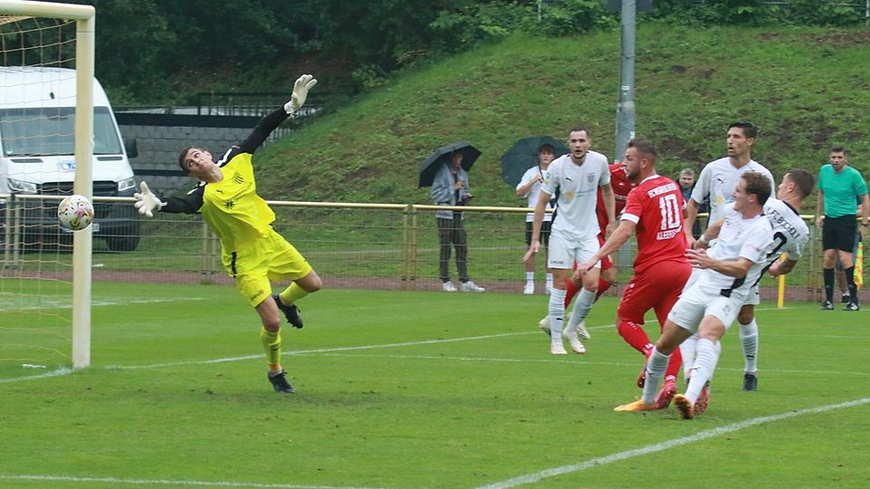 Bocholts Keeper streckt sich vergeblich: Beecks Angreifer Marc Kleefisch (in Rot) erzielte in Bocholt das 1:1.