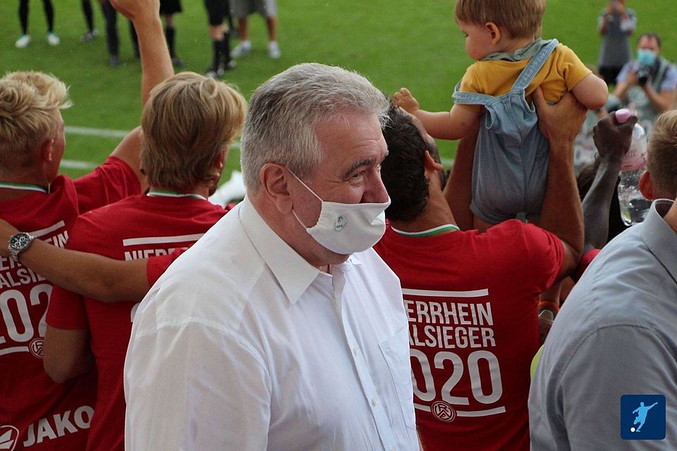 FVN-Präsident Peter Frymuth nach der Pokal-Übergabe beim Niederrheinpokal-Finale 2020, das Rot-Weiss Essen gewann. 