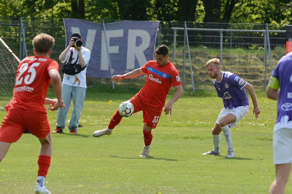 Aldin Jakupovich (Holstein II) gegen Jonas Schomaker (VfR Neumünster). 