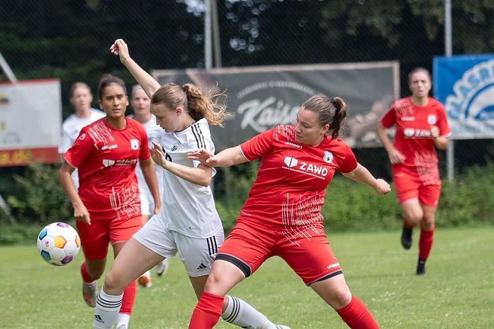 Im ersten Härtetest hatten die Fußballerinnen der neuen Spielgemeinschaft aus Aßling und Grafing um (weiß) Katharina Auer einen schweren Stand. Im ersten Härtetest hatten die Fußballerinnen der neuen Spielgemeinschaft aus Aßling und Grafing um (weiß) Katharina Auer einen schweren Stand.