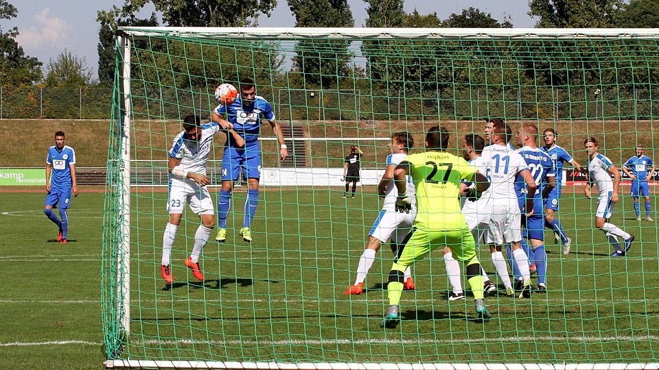 Premieren-Tor: Adrian Simioanca köpft nach Eckball zum 1:0 für die Eintracht.  (Fotos: Mario Luge)