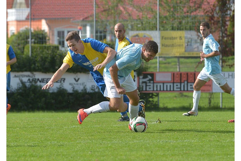 Enges Ding: Lukas Wiedmann (links) und sein FC Leutkirch gewinnen mit 2:1 beim FV Waldburg mit Christian Heller. Derek Schuh