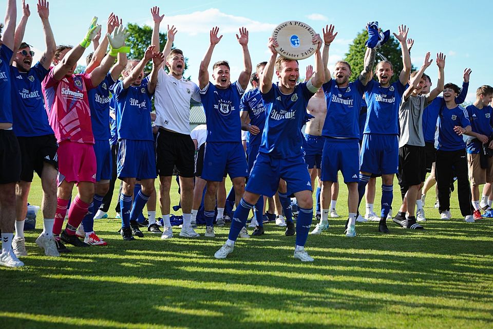 Spielführer Felix Baumann präsentiert den zahlreichen mitgereisten Anhänger aus Dietfurt die Meisterschale.