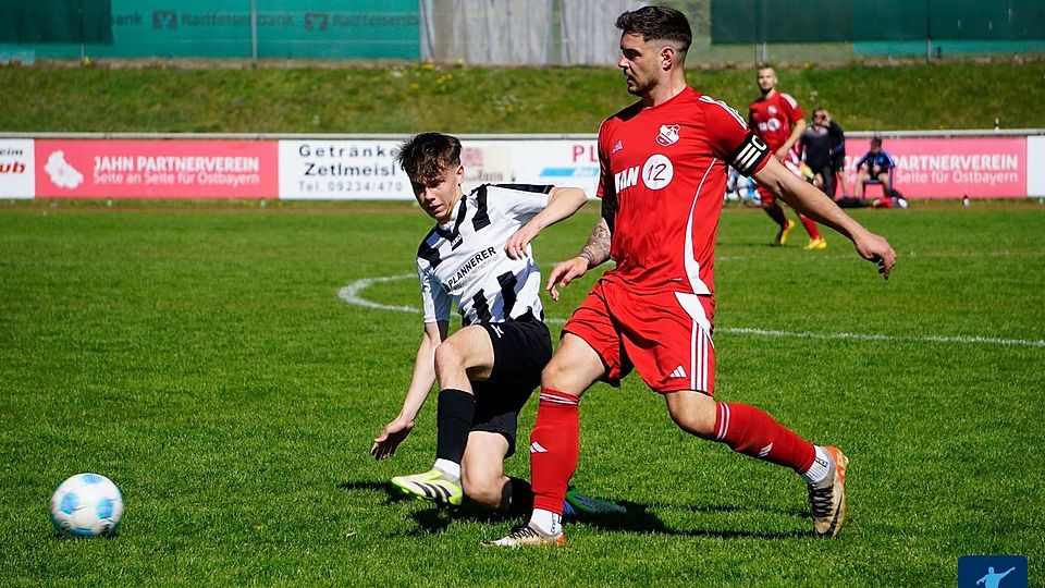 Nach der 2:3-Heimniederlage des SV Neusorg (in Weiß-Schwarz) gegen den FC Dießfurt (in Rot) ist die knisternde Spannung im Kampf um Platz 2 direkt hörbar.