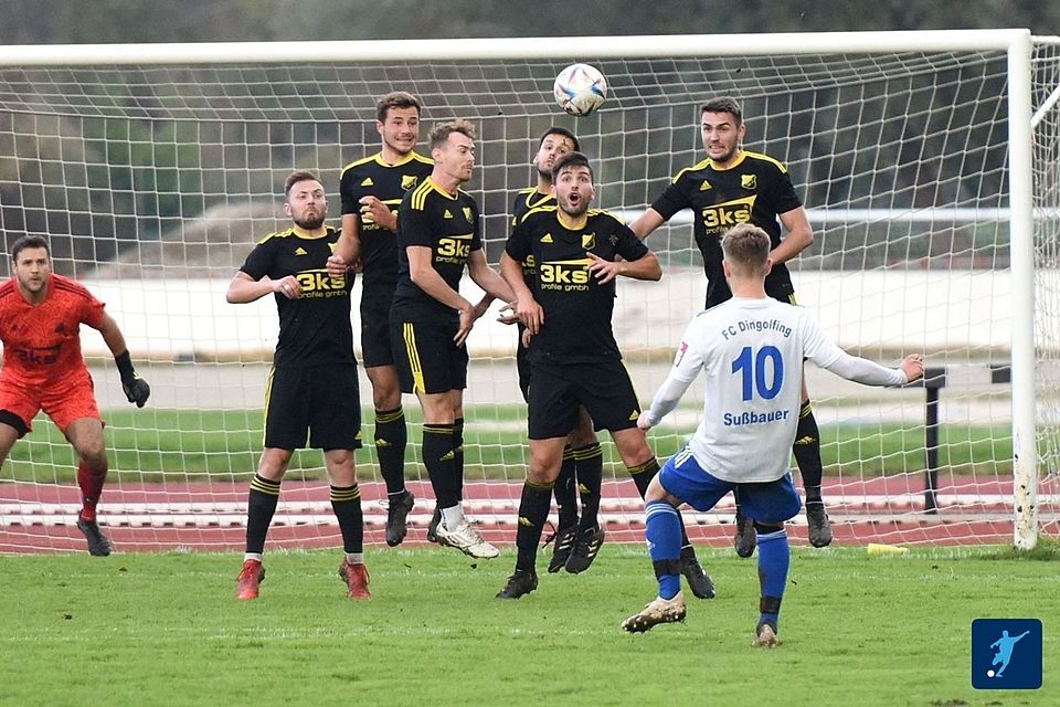Der FC Dingolfing (in weiß-blau) ging in einem 7-Tore-Spektakel als Sieger vom Platz.